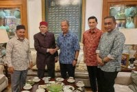 Pertemuan terkini antara Muhyiddin (tiga dari kiri) dan Abdul Hadi (dua dari kiri) sambil diiringi pemimpin utama Pas dan Bersatu sepatutnya menjadi pencetus kepada usaha penyelesaian polemik kekosongan jawatan Pengerusi PN sejak hampir sebulan lalu.