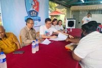 Kar Hing (tengah) bersama Mohammad Nizar (dua dari kiri), Sandra (dua dari kanan) dan Chai Yi (kanan) melayani penduduk yang hadir membuat aduan sempena Program Temu Rakyat Parlimen Gopeng di Padang Awam Taman Lapangan Jaya pada Sabtu.