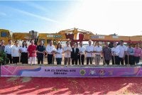 Kah Woh (sembilan, kiri) bersama Nie Ching (lapan, kiri) melakukan gimik Majlis Pecah Tanah Sekolah Jenis Kebangsaan Cina Central Site di sini pada Sabtu. Foto Bernama