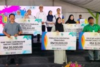 Aminuddin (tengah) bersama usahawan penerima bantuan dan insentif FAMA.