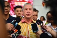 Fadillah menjawab pertanyaan pemberita selepas menyampaikan sumbangan Tahun Baharu Cina kepada warga emas dan orang kurang upaya di Dewan SUPP Jalan Sungai Tengah, Matang pada Sabtu. Foto Bernama