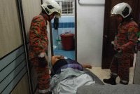 Operasi membantu pesakit obesiti dalam keadaan lemah sebelum dibawa ke Hospital Alor Gajah untuk rawatan lanjut. - Foto: Bomba