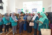 Abdul Shukur berbual bersama peserta Orang Asli sempena pelancaran Sambutan Bulan Kesedaran Kanser Serviks 2026 Peringkat Negeri Terengganu di Dewan Serbaguna, Kelab Kilat Kenyir, TNB Residensi di Hulu Terengganu pada Sabtu.
