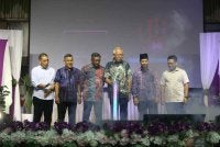 Mahdzir (tiga kanan) merasmikanMalam Makan Malam Gala Jubli Perak 25 Tahun SMK Kuala Nerang disaksikan Zuraidi (tiga dari kiri) dan jemputan lain pada malam Jumaat.