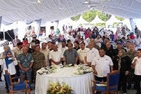 Mohamed Khaled (tengah) pada Program Kampung Angkat Madani Mindef di Kampung Tuan Seh, Tanjung Sedili pada Sabtu. 