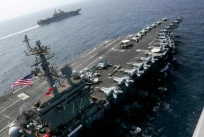 Kumpulan serangan kapal pengangkut pesawat USS Abraham Lincoln tiba di perairan berhampiran Iran ketika Presiden Trump mengeluarkan ancaman baharu terhadap Teheran. Foto Agensi
