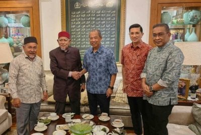 Pertemuan terkini antara Muhyiddin (tiga dari kiri) dan Abdul Hadi (dua dari kiri) sambil diiringi pemimpin utama Pas dan Bersatu sepatutnya menjadi pencetus kepada usaha penyelesaian polemik kekosongan jawatan Pengerusi PN sejak hampir sebulan lalu.