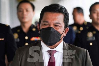 Bekas Ketua Pengarah Perisikan Pertahanan, Datuk Mohd Razali Alias mengaku tidak bersalah di Mahkamah Sesyen Kuala Lumpur pada Khamis, atas tiga pertuduhan menerima suapan AS$20,000 dan dua tiket penerbangan luar negara pada 2024 dan tahun lalu. Foto Rosli Talib