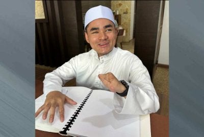 Eiman Najwan menunjukkan tangan kiri yang kudung selepas hancur akibat letupan mercun buatan sendiri.