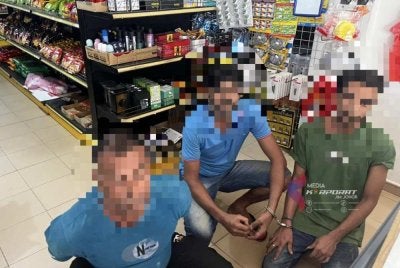 Sebahagian PATI ditahan dalam operasi Imigresen Johor di sekitar Senai. - Foto JIM Johor