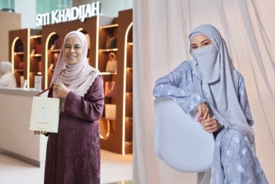 Padzilah Enda (kiri) dan Neelofa