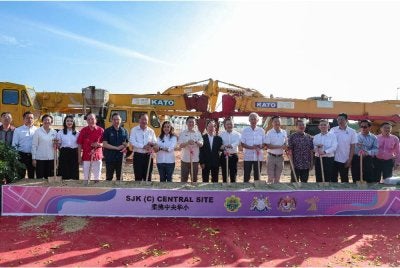 Kah Woh (sembilan, kiri) bersama Nie Ching (lapan, kiri) melakukan gimik Majlis Pecah Tanah Sekolah Jenis Kebangsaan Cina Central Site di sini pada Sabtu. Foto Bernama