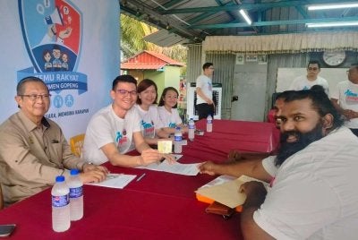 Dari kiri: Mohammad Nizar, Kar Hing, Sandra dan Chai Yi melayani aduan penduduk sempena Program Temu Rakyat Parlimen Gopeng di Padang Awam, Taman Lapangan Jaya di sini pada Sabtu.