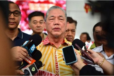 Fadillah menjawab pertanyaan pemberita selepas menyampaikan sumbangan Tahun Baharu Cina kepada warga emas dan orang kurang upaya di Dewan SUPP Jalan Sungai Tengah, Matang pada Sabtu. Foto Bernama