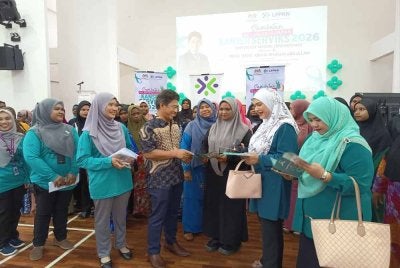 Abdul Shukur berbual bersama peserta Orang Asli sempena pelancaran Sambutan Bulan Kesedaran Kanser Serviks 2026 Peringkat Negeri Terengganu di Dewan Serbaguna, Kelab Kilat Kenyir, TNB Residensi di Hulu Terengganu pada Sabtu.
