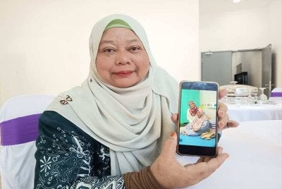 Harlina menunjukkan gambarnya ketika menerima rawatan di HKL selepas disahkan menghidap kanser serviks pada 2019.