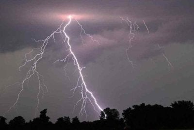 MetMalaysia mengeluarkan amaran ribut petir di enam negeri hingga jam 7 malam ini. Gambar hiasan 