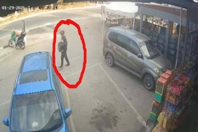 Rakaman CCTV di lokasi kejadian mendapati seorang lelaki membuka pintu hadapan bahagian penumpang kenderaan itu sebelum melarikan beg galas berkenaan.