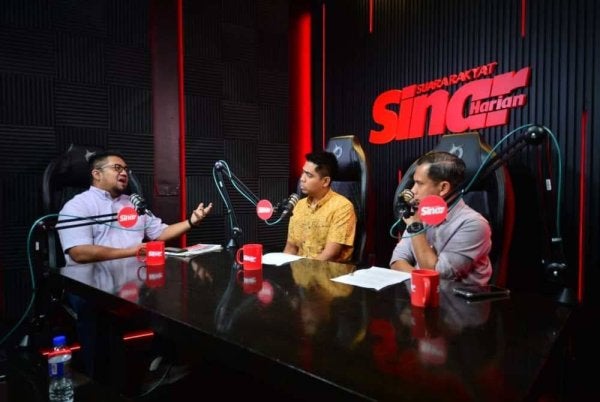 Chegubard (kiri) ketika sesi Podcast Terus-Terang bersama Sinar Harian dikendalikan Helmi (tengah) dan Haizir (kanan). FOTO: ASRIL ASWANDI SYUKUR