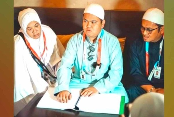 Muhammad Qayyim memperdengarkan bacaan al-Quran semasa menunaikan haji pada 2024, ditemani ibu bapanya yang menjadi tonggak utama dalam hidupnya.