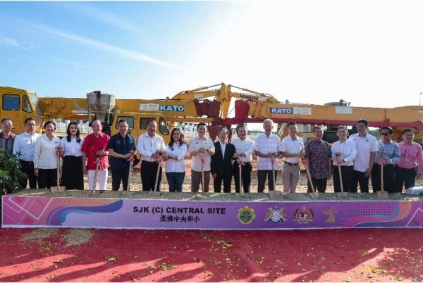 Kah Woh (sembilan, kiri) bersama Nie Ching (lapan, kiri) melakukan gimik Majlis Pecah Tanah Sekolah Jenis Kebangsaan Cina Central Site di sini pada Sabtu. Foto Bernama