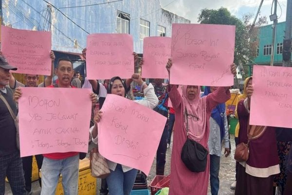 Peniaga menyuarakan bantahan terhadap arahan perpindahan ke Pasar Baru Jelawat. Foto: SINAR HARIAN/ADILA SHARINNI WAHID