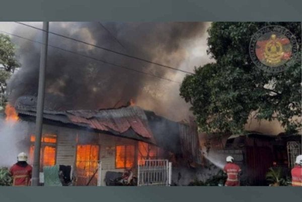 Anggota bomba sedang menjalankan kerja pemadaman dalam kebakaran pada Sabtu.