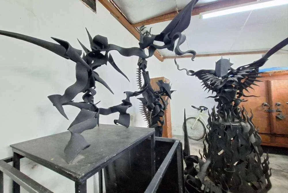 Karya yang dihasilkan mengambil masa seminggu, ada juga yang memakan masa sehingga berbulan-bulan, bergantung kepada saiz dan tahap perincian.