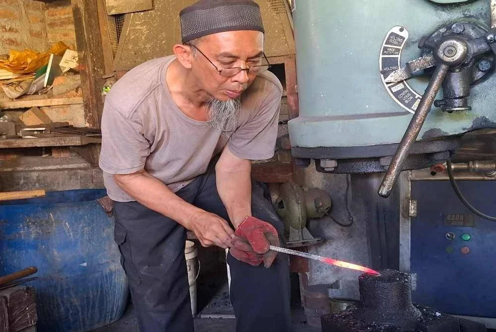 Seni tempa besi bukan sekadar kerjaya, tetapi jantung hidup yang terus berdenyut.