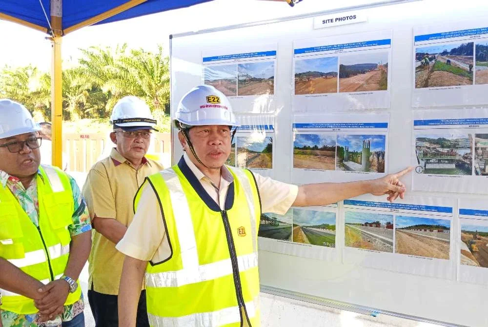 Ahmad mengadakan lawatan kerja di tapak projek menaik taraf Lebuhraya Senai-Desaru Ekspresway.