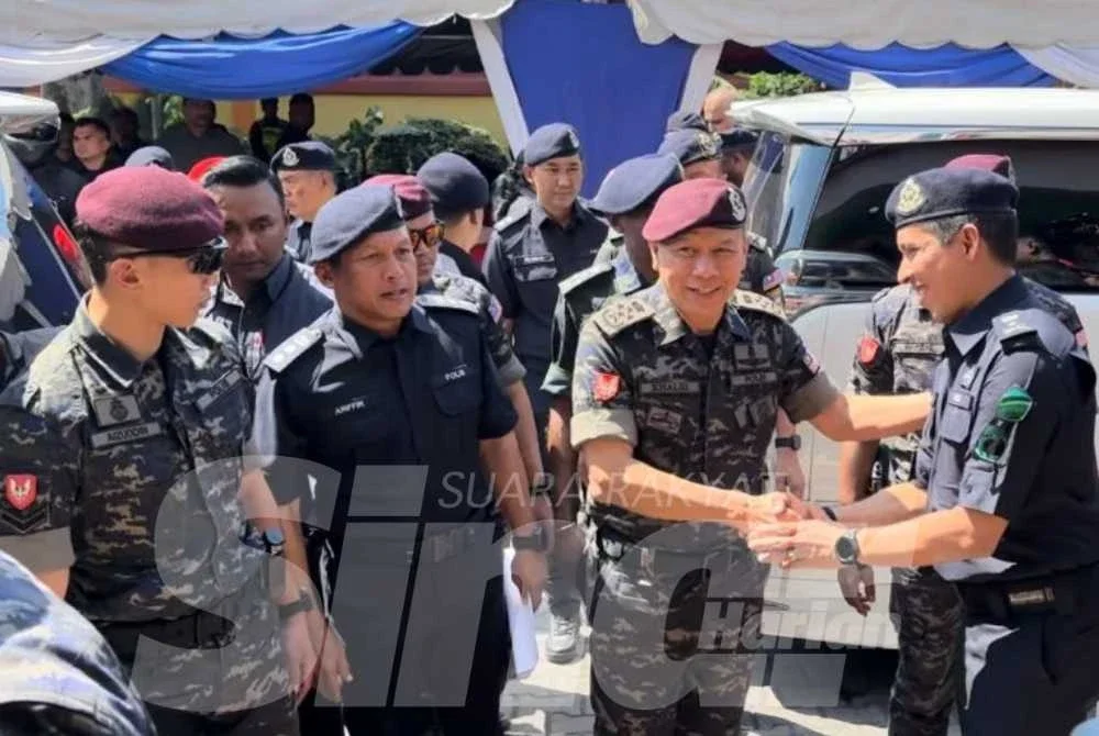 Mohd Khalid (dua dari kanan) ketika hadir ke program 'community policing' di Batu Caves pada Ahad.