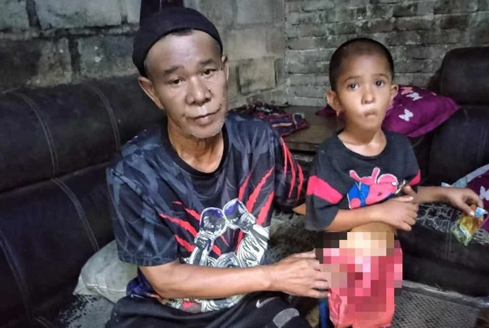 Mat Noh menunjukkan plastik yang digunakan bagi menggantikan beg stoma. Foto pembaca.