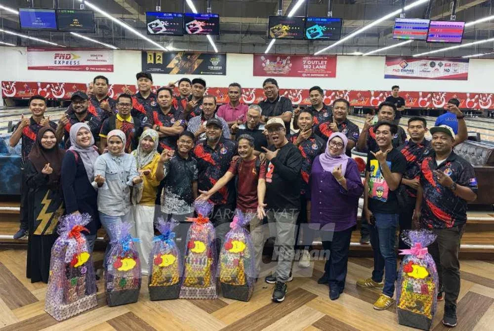 Kesemua anggota Maritim Malaysia Kelantan dan media bergambar selepas bermain boling. Foto SINAR HARIAN/ADILA SHARINNI WAHID
