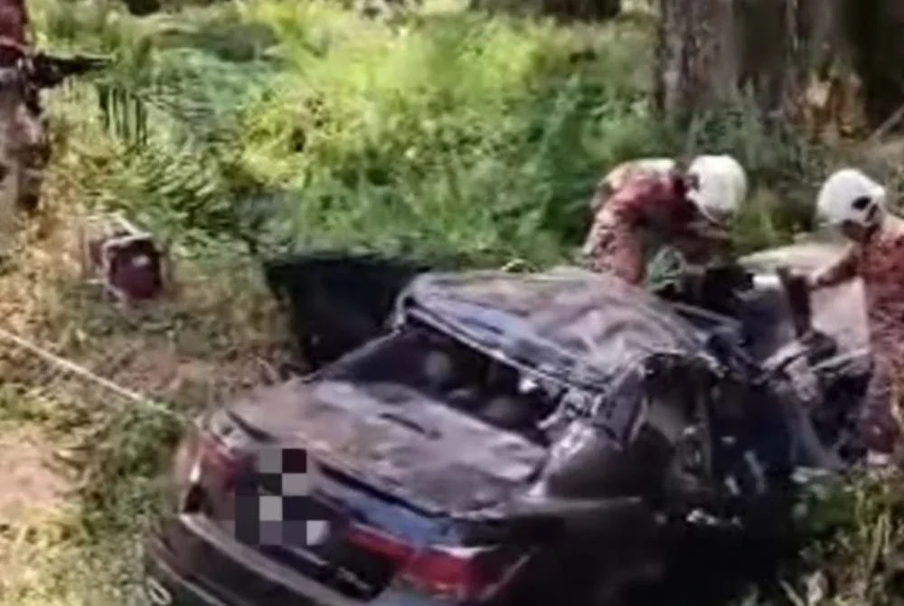 Anggota bomba membantu mangsa yang terbabit nahas di Jalan Felda Maokil pada Sabtu. Foto tular