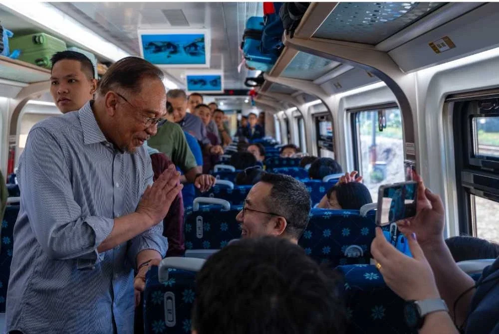 Anwar meninjau operasi ETS3 Keretapi Tanah Melayu Bhd (KTMB) dari Kuala Lumpur ke Johor Bahru. Foto FB Anwar Ibrahim 