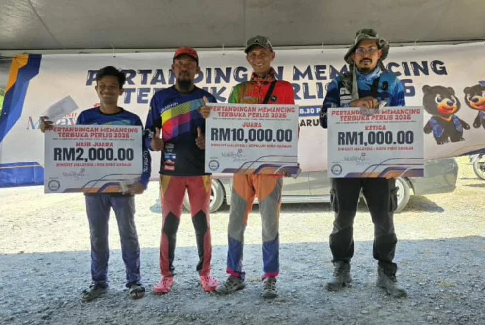 Wan Mohd Fitri (dua dari kiri) bergambar bersama pemenang Pertandingan Memancing Terbuka Perlis.