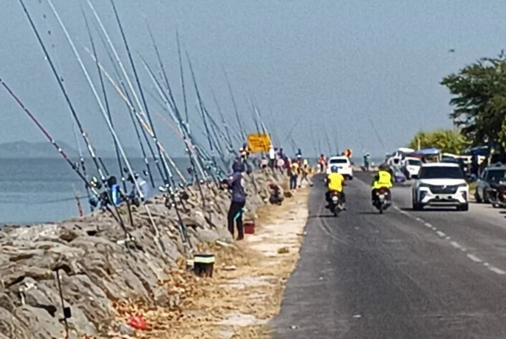 Sebahagian peserta Pertandingan Memancing Terbuka Perlis di Pantai Kuala Sungai Baru pada Sabtu.