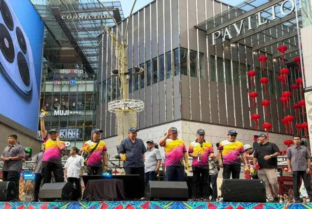 Timbalan Perdana Menteri Datuk Seri Dr Ahmad Zahid Hamidi (tengah) hadir memeriahkan Visit Malaysia Year 2026 (VMY2026) di Pavilion Bukit Bintang. Turut serta Menteri Pelancongan, Seni dan Budaya, Datuk Seri Tiong King Sing. 