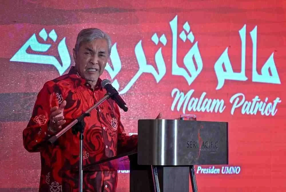Presiden UMNO merangkap Timbalan Perdana Menteri dan Pengerusi Jemaah Penasihat Sekolah Patriotik UMNO, Datuk Seri Dr Ahmad Zahid Hamidi berucap pada Majlis Makan Malam Ulang Tahun Pertama Sekolah Patriotik UMNO di sebuah hotel hari ini. - Foto Bernama