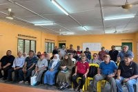 Antara pemilik tanah Kampung Sungai Pening yang hadir pada mesyuarat yang berlangsung pada Sabtu.