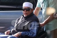 Abdul Hadi tiba di Hotel Tenera kira-kira jam 9.40 pagi pada Ahad dengan menggunakan kerusi roda dibantu oleh pegawainya.