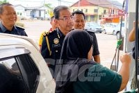 Azman (dua,kanan) melihat seorang pengguna menikmati kemudahan BUDI95 semasa sesi lawatan kerja beliau di sebuah stesen minyak di Rantau Panjang pada Ahad.
