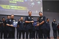 Mohd Khairi (tengah) menyampaikan sijil penghargaan sempena Perhimpunan Bulanan Ketua Polis Terengganu di Kuala Nerus pada Ahad.