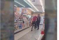 Tular video memaparkan pergaduhan melibatkan dua individu dalam sebuah kedai serbaneka di sini.