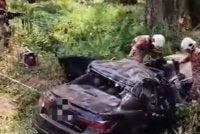 Anggota bomba membantu mangsa yang terbabit nahas di Jalan Felda Maokil pada Sabtu. Foto tular