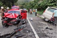 Keadaan kenderaan yang terlibat dalam kejadian kemalangan di KM13 Jalan Cameron Highlands–Simpang Pulai, di sini, petang Ahad.
