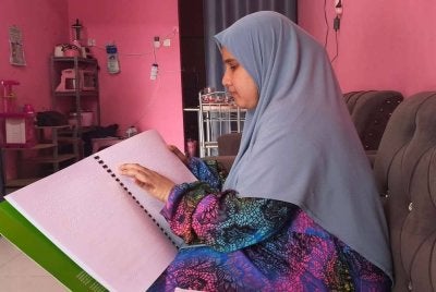 Nurul Hidayah meluangkan hampir 10 jam setiap hari untuk membaca dan menghafal menerusi al-Quran Braille.