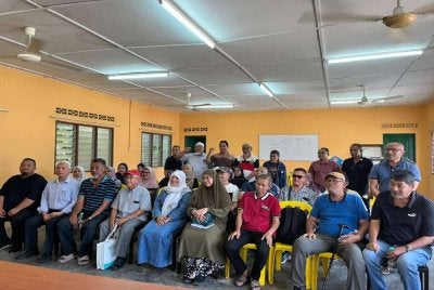 Antara pemilik tanah Kampung Sungai Pening yang hadir pada mesyuarat yang berlangsung pada Sabtu.