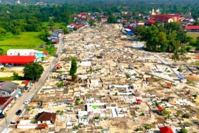 Tanah Perkuburan Cik Siti Wan Kembang dianggap unik dan sering menarik perhatian ramai. 
