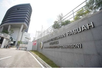 SPRM membekukan dua akaun bank bernilai RM1 juta dan menyita wang tunai RM170,000 susulan siasatan kes rasuah pengurusan sisa elektronik melibatkan pegawai kanan JAS